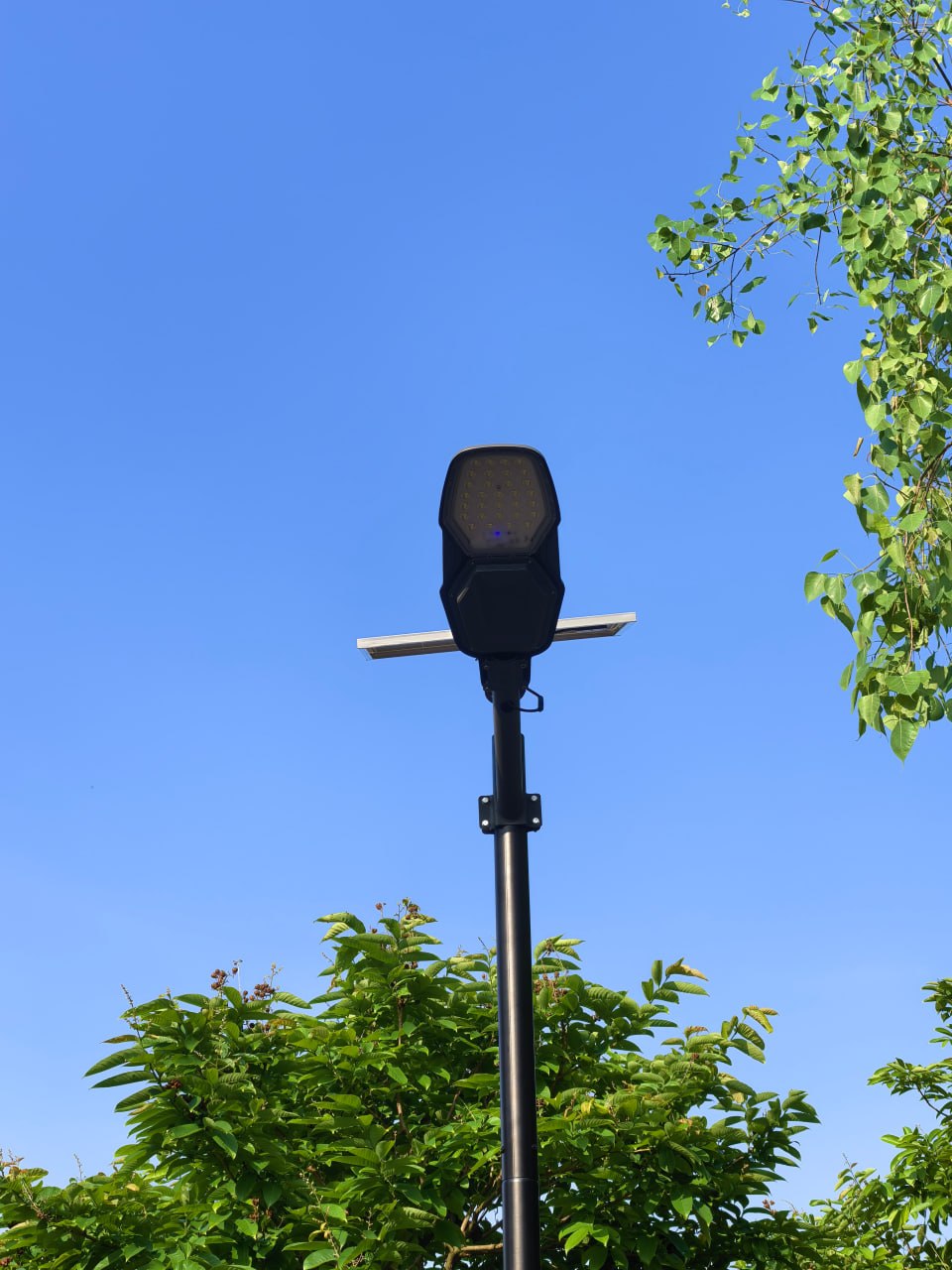 Уличный светодиодный светильник на солнечной батарее Led Favourite MJ-NOVA-300W